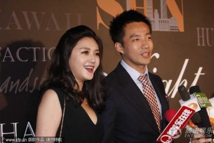 大S手挽汪小菲大秀恩爱 双下巴明显发