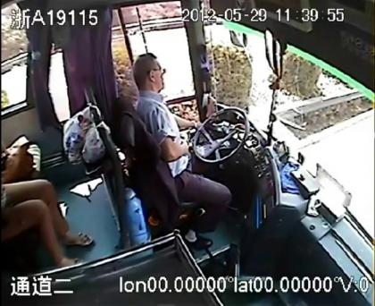 监控记录杭州司机忍痛停车救人全过