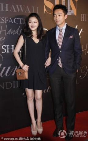 大S手挽汪小菲大秀恩爱 双下巴明显发