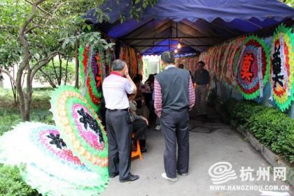 监控记录杭州司机忍痛停车救人全过