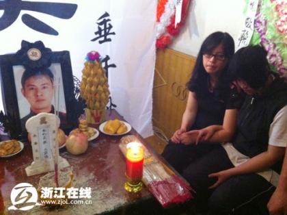 监控记录杭州司机忍痛停车救人全过