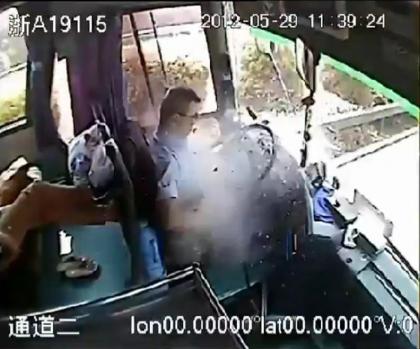 监控记录杭州司机忍痛停车救人全过