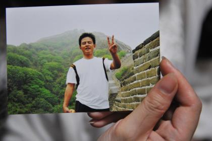 监控记录杭州司机忍痛停车救人全过