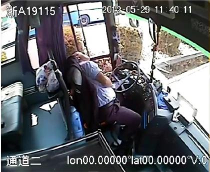 监控记录杭州司机忍痛停车救人全过