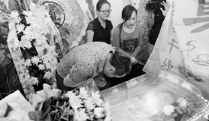 监控记录杭州司机忍痛停车救人全过