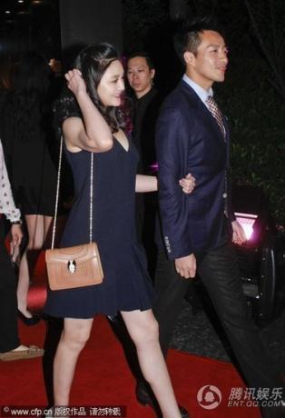 大S手挽汪小菲大秀恩爱 双下巴明显发