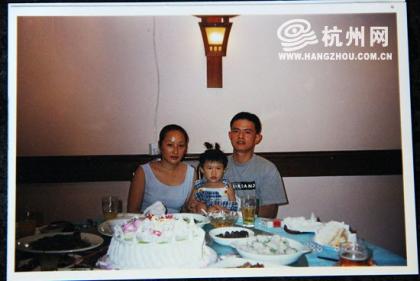 监控记录杭州司机忍痛停车救人全过