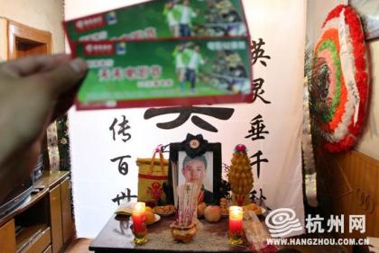 监控记录杭州司机忍痛停车救人全过