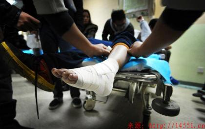 湖南长沙一小学发生学生踩踏事件　三十名学生送医急救