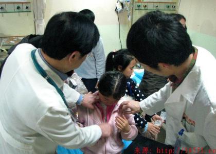 湖南长沙一小学发生学生踩踏事件　三十名学生送医急救