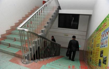 湖南长沙一小学发生学生踩踏事件　三十名学生送医急救